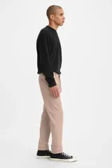 Pantalón tipo chino de corte estándar y pierna cónica, color rosa claro, con cierre de botón y cremallera, bolsillos laterales y traseros.