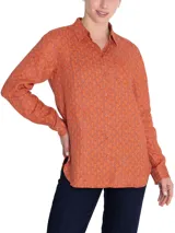 Blusa de lino orgánico color vino con estampado geométrico, manga larga, cuello camisero, cierre frontal de botones y un bolsillo superior.