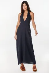 Vestido largo marrón de corte fluido y caída recta, con escote halter y tirantes anchos.