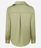 Camisa de satén color verde oliva, de manga larga con puños abotonados y cuello inglés.