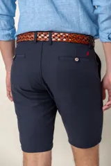 Bermuda color beige de algodón y tencel, de corte recto.