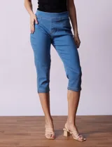 Jegging capri de algodón color azul denim, marca Erika. Tiene pretina elastizada, bolsillos delanteros simulados y bolsillos traseros aplicados.