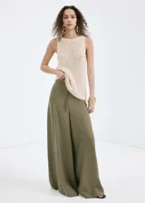Pantalón wide leg de tejido fluido en color verde militar, con cintura elástica ajustable y cordón.