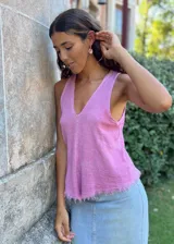 Musculosa color lila con escote en V y terminaciones desflecadas.