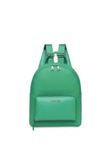 Mochila verde con textura granulada, marca Las Oreiro. Tiene un bolsillo frontal con cierre y el logo de la marca grabado. Las correas son ajustables.