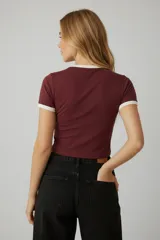 Remera de algodón con elastano, de corte holgado y manga corta. Presenta un diseño tipo ringer con cuello y bordes de mangas en color blanco contrastante sobre una base azul marino. Incluye un estampado gráfico frontal con el número 1991 y detalles de estilo deportivo.