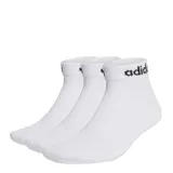 Pack de tres pares de medias cortas Adidas, color blanco, con el logo de la marca estampado en negro en el puño elástico.