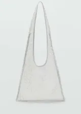 Bolso tipo tote de tamaño pequeño, confeccionado en tejido transparente con lentejuelas bordadas. Presenta un diseño triangular con asa de hombro integrada.