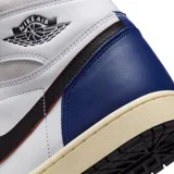 Zapatillas Nike Air Jordan 1 Retro High de caña alta, confeccionadas en cuero de color blanco, azul y detalles en negro. Cuentan con el logotipo de las alas en el lateral del tobillo, el swoosh de Nike en color negro y suela de tono envejecido.