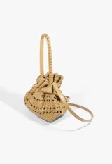 Cartera tipo bucket beige de cuero sintético con diseño trenzado y cierre fruncido, acompañada de un monedero o tarjetero liso con correa de mano a juego.