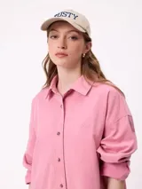 Gorro tipo gorra con visera de color taupe, con la palabra "RUSTY" bordada en relieve en color azul con contorno blanco en la parte frontal.