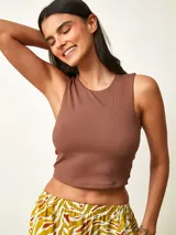 Musculosa marrón de corte cropped con cuello redondo y diseño ajustado.