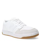 Championes New Balance 480 de cuero blanco con detalles en gamuza gris claro y suela de goma color caramelo. Presentan el logo "N" en los laterales y cordones blancos.