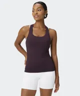 Musculosa Fabletics Tech+ Racerback azul marino con diseño de espalda deportiva, confeccionada en tejido ligero y elástico que absorbe el sudor.