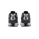 Championes Nike Shox TL color negro con detalles plateados, capellada de malla transpirable, estructura de TPU para mayor soporte y columnas de amortiguación mecánica.