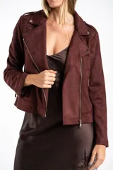 Campera tipo biker de gamuza sintética color rosa viejo, con cierre frontal cruzado, solapas con broches metálicos y bolsillos laterales con cierre.