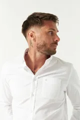 Camisa blanca de manga larga con fit regular y logo bordado.