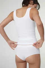 Musculosa de microfibra sin costuras, con diseño ajustado al cuerpo, escote redondo y breteles anchos.