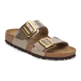 Sandalia Birkenstock modelo Sydney con dos correas ajustables de material Birko-Flor en color dorado metalizado, hebillas grandes doradas y plantilla anatómica de corcho y látex.