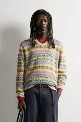 Jersey de punto regular fit, tejido en hilatura de lino, con cuello en V y manga larga. Presenta un diseño de patrones geométricos multicolores y acabados en rib. Colección especial Aaron Levine x Zara.