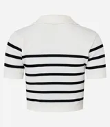 Blusa cropped de punto acanalado color blanco con rayas horizontales negras, cuello polo y mangas cortas.