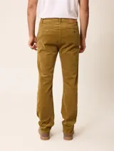 Pantalon de pana de corte recto, con cierre de boton y cremallera, bolsillos laterales y traseros.