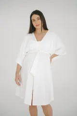 Set maternal compuesto por un camisón y una bata de algodón, diseñado para brindar comodidad durante el embarazo, la lactancia y el postparto.