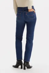 Jeans de mujer Levi's 724 Hi Rise Straight Chelsea Carbon Glow, de tiro alto y corte recto, color azul oscuro con efecto lavado.