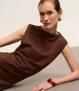 Vestido midi de algodón color marrón, con escote bote, sin mangas y con ligero drapeado lateral.