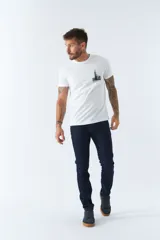 Jean de corte regular para hombre en color azul oscuro, con diseño clásico de cinco bolsillos, cierre de botón y cremallera, y trabillas para cinturón.
