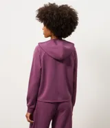 Campera deportiva Get Over de modal canelado color lila, con capucha, cierre frontal con cremallera, mangas largas raglán y puños elastizados.