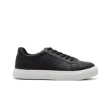 Championes deportivos de caña baja, color negro, con cordones negros y suela blanca gruesa. Presentan pequeños orificios decorativos en el lateral.