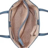 Cartera shopper de poliuretano color azul, con doble asa superior, diseño texturizado, gran compartimento principal y logo de la marca en relieve en la parte frontal. Incluye un pequeño bolso de mano tipo pouch con correa corta.