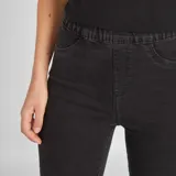 Jegging negro de talle alto con cintura elástica y bolsillos delanteros simulados.