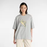 Remera gris de algodón con cuello redondo y mangas cortas. Estampado frontal con un champión New Balance rodeado de flores y el logo de la marca.
