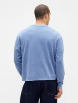 Remera de manga larga Gap, confeccionada en algodón de gramaje pesado, con cuello redondo y puños elásticos.