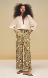 Pantalón estampado Le Lis Blanc, de corte ancho y relajado, confeccionado en tono verde militar con diseño gráfico de inspiración veraniega y tropical, con cierre frontal y bolsillos laterales.