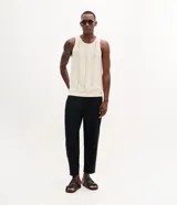 Pantalón balloon de hombre en color negro, confeccionado en mezcla de liocel y algodón, con cintura elástica y bolsillos funcionales.