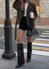 Botas altas de ecocuero color negro, de diseño recto con efecto slouchy, punta fina y taco cuadrado bajo.