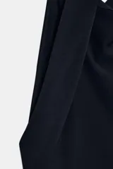 Vestido largo de corte fluido con cuello halter y espalda descubierta. Presenta un detalle de drapeado lateral y bajo recto.