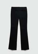 Pantalon de vestir negro de corte acampanado, con tiro bajo y cierre oculto. Presenta diseño de traje con bolsillos de ribete en la parte posterior.