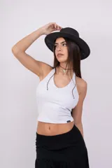 Top corto con estampado animal print de leopardo, escote halter y espalda descubierta.