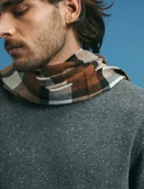 Sweater de escote redondo con manga larga, confeccionado en tejido moteado de textura suave.