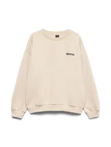 Buzo boxy marrón con cuello redondo, manga larga y diseño holgado, con pequeño estampado circular en el pecho.