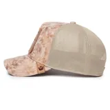 Gorra trucker con visera curva y paneles de malla color beige. Presenta un parche bordado con la imagen de un león y la palabra "King".