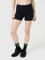 Conjunto deportivo compuesto por un top de escote redondo y espalda deportiva, y un short de tiro alto ajustado. Ambas piezas son de color negro y diseño liso.