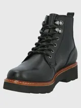 Bota corta de mujer color negro, estilo militar o acordonado, con caña media y elástico en el tobillo. Presenta suela track gruesa con plataforma y un ribete marrón contrastante entre la capellada y la suela.
