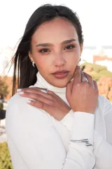 Brazalete rígido plateado de acero quirúrgico con diseño entrelazado y terminaciones redondeadas.