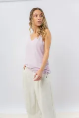 Musculosa de breteles finos con escote en V, confeccionada en tejido fluido con acabado satinado.