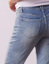 Jean recto de denim azul, marca Royalty.